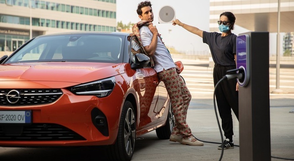 Il cantante Mika con la Opel Corsa elettrica