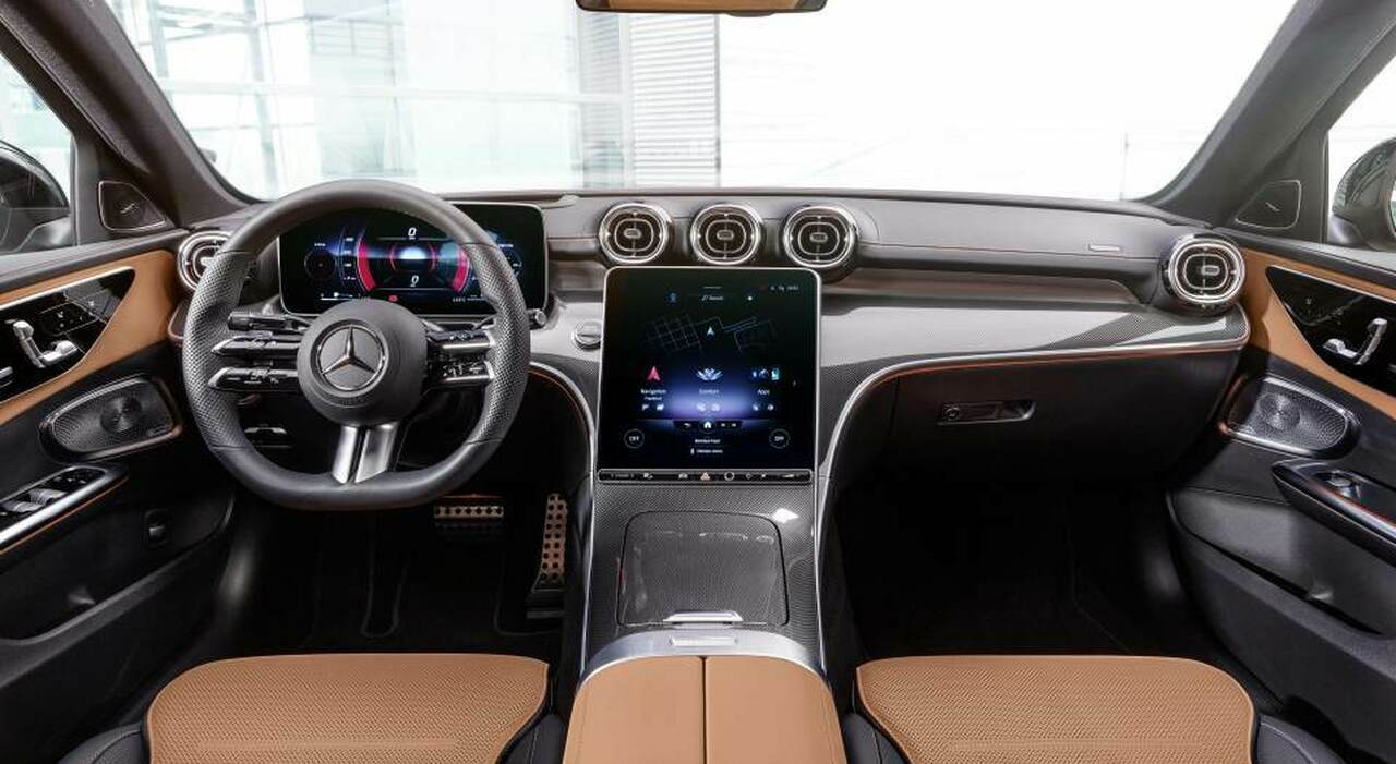 L'ipertecnologica plancia con l'evoluto sistema MBux della nuova Mercedes Classe C