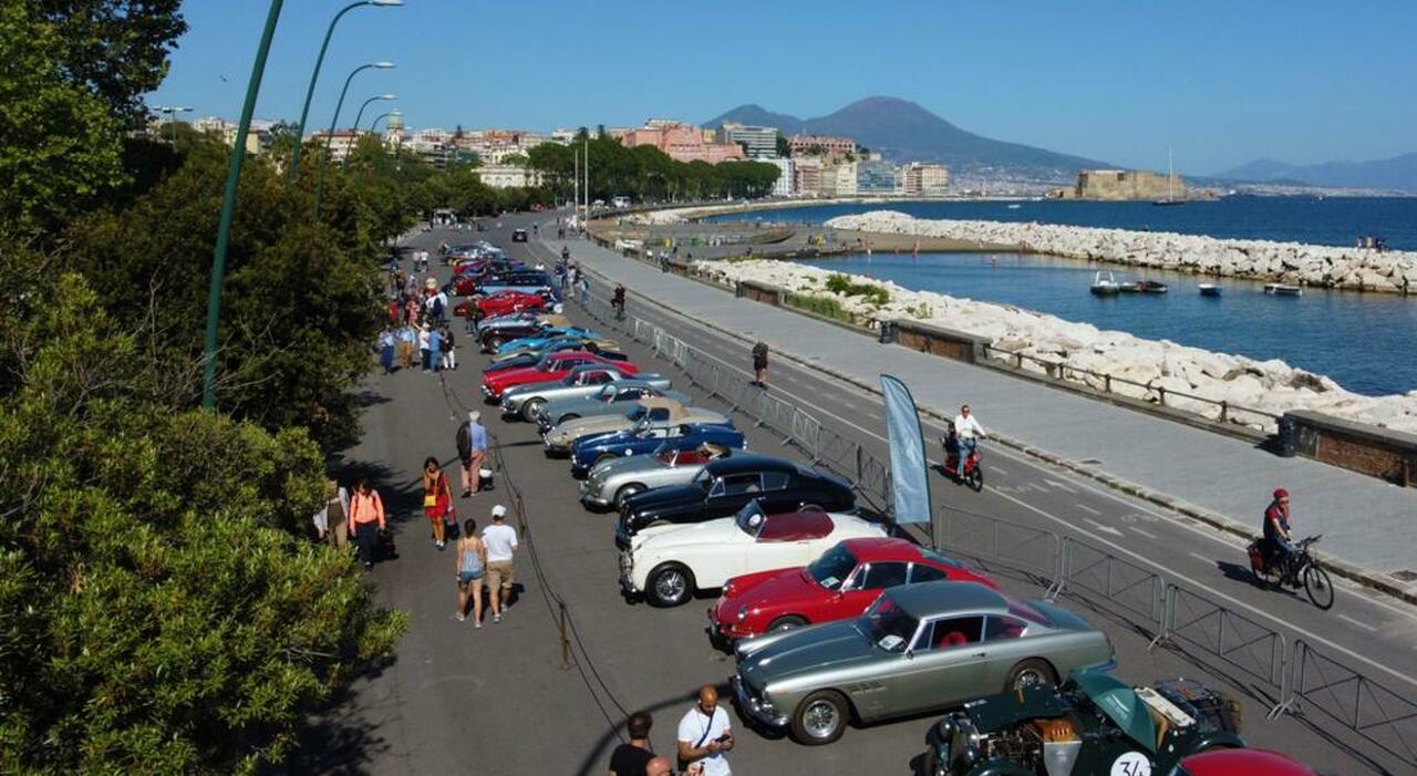 Il lungomare di Napoli con le auto in bella mostra