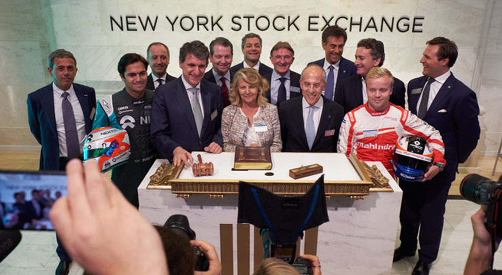 La Presidente di Enel, Patrizia Grieco, l AD di Enel, Francesco Starace, e Ken Allen, AD di DHL Express, hanno suonato la campanella di chiusura del New York Stock Exchange