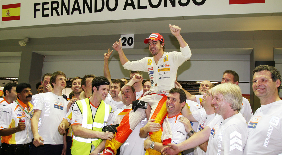 Fernando Alonso festeggia la vittoria con Renault a Singapore 2008