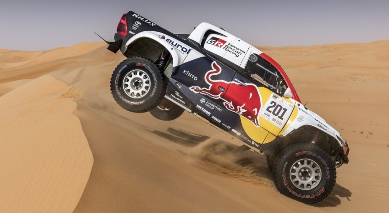 Al Attiyah, il qatariota del Toyota Gazoo Racing con il suo pick-up Hilux nel difficile passaggio su una duna