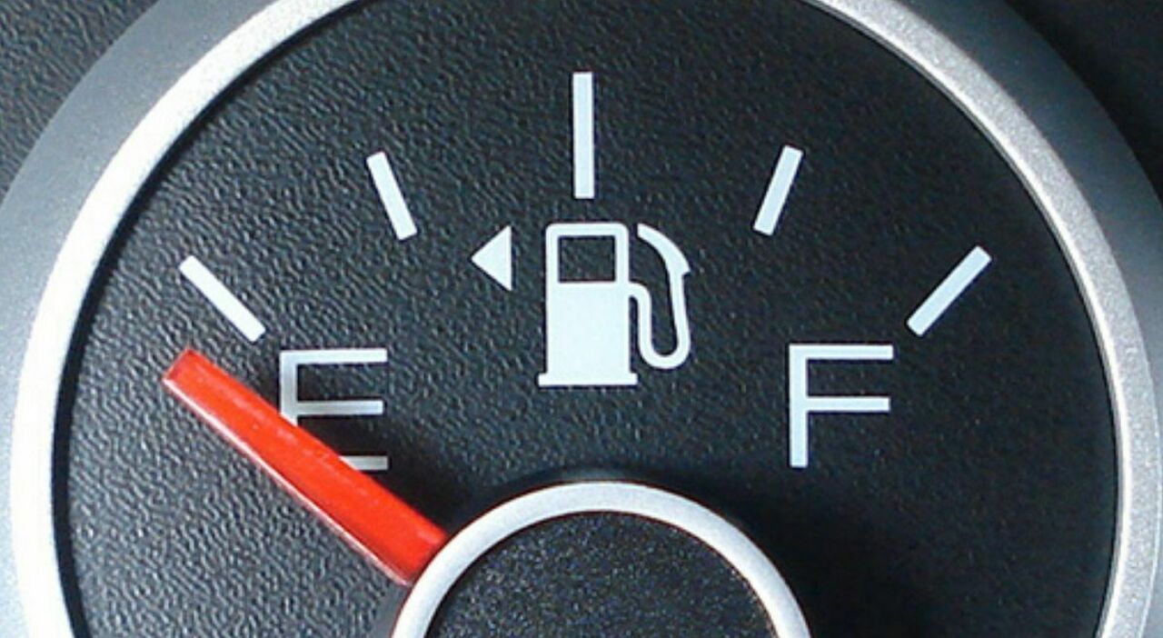 Il segnalatore del livello di carburante in un'auto