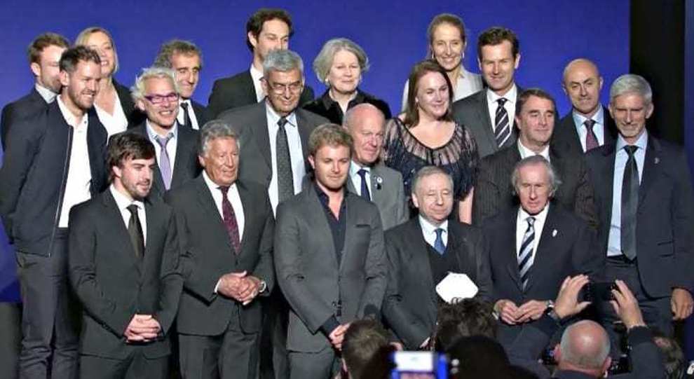 La foto di gruppo dei campioni del mondo di Formula 1 presenti all'iniziativa a Parigi