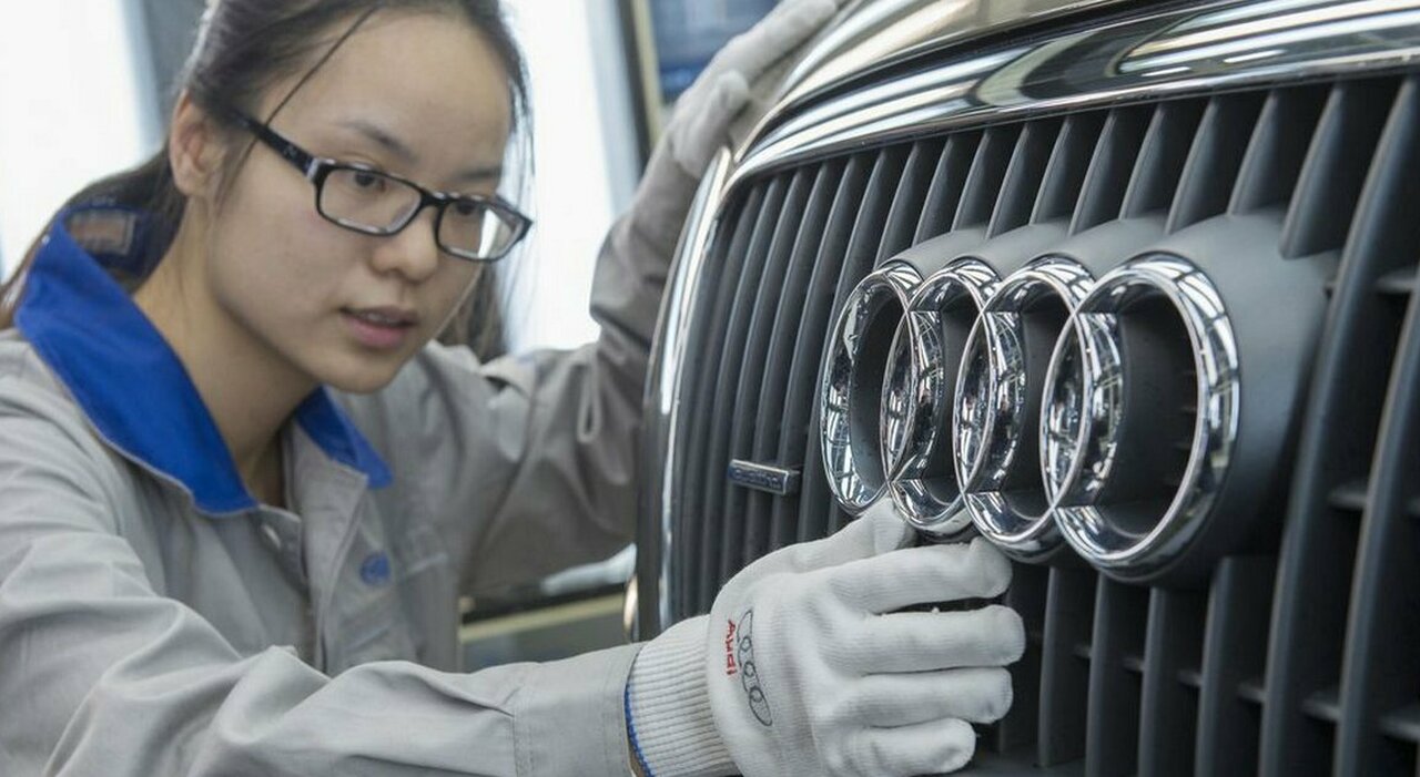 Una operaia cinese in una fabbrica Audi