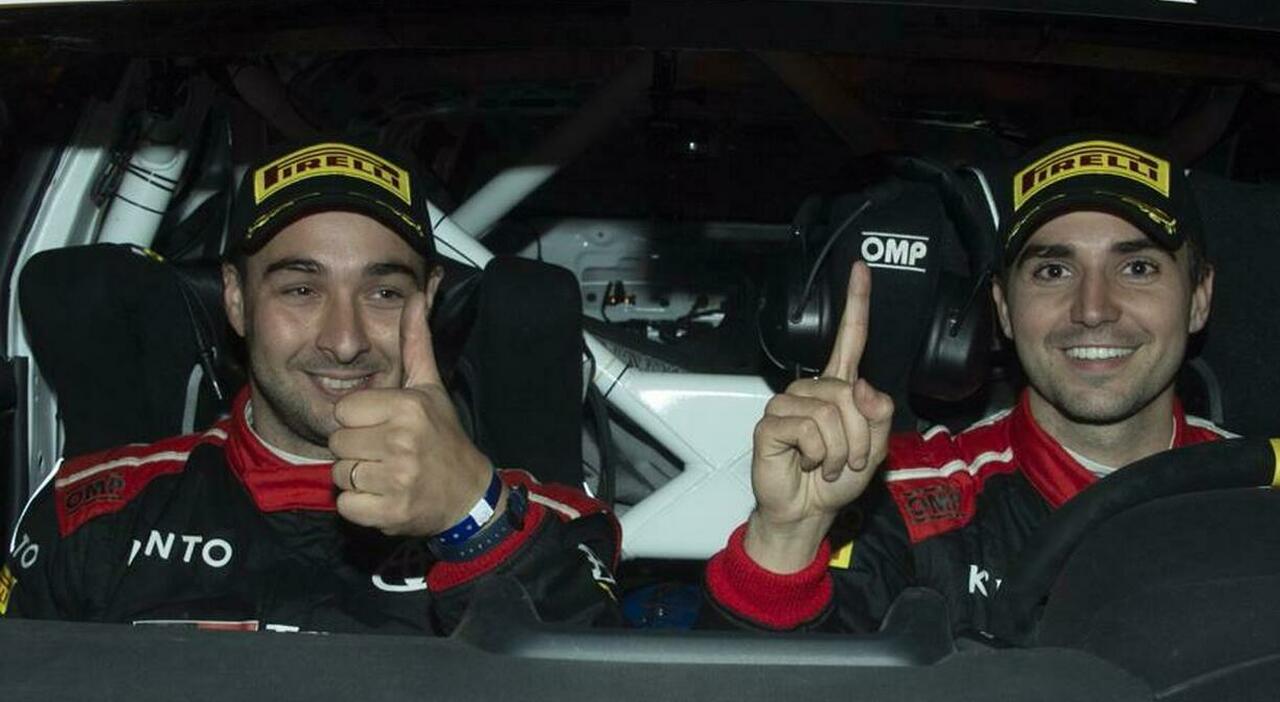 Angelo Pucci Grossi al volante della sua Toyota GR Yaris insieme al compagno, Francesco Cardinali