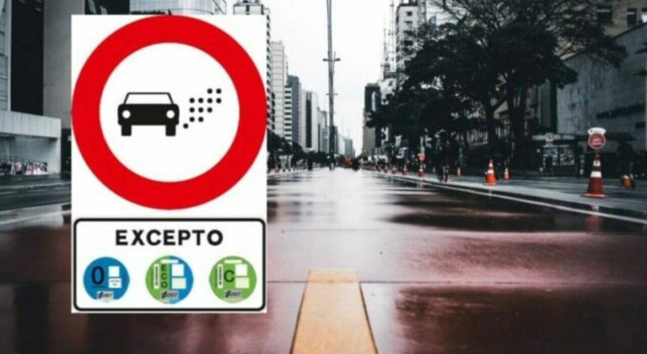 Una strada spagnola con accesso delle auto regolamentato dalle etichette ambientali