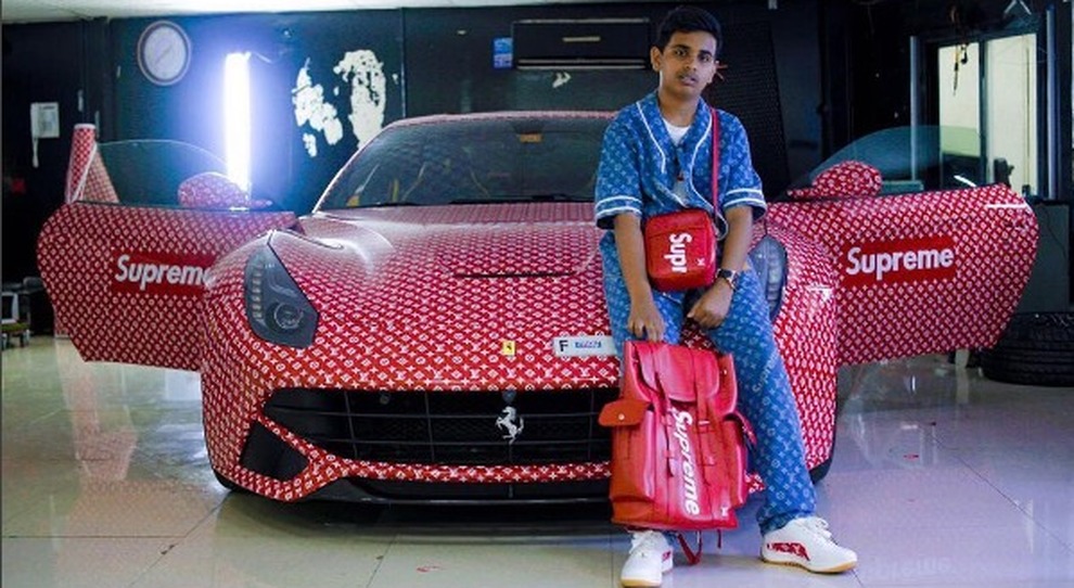 Dubai, a quindici anni riceve in regalo una Ferrari e la ricopre con il logo Louis Vuitton