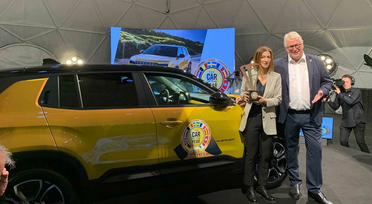 Antonella Bruno, capo di Jeep Europa che a Bruxelles ha ritirato il trofeo Car of The Year dal presidente di giuria Søren Rasmussen