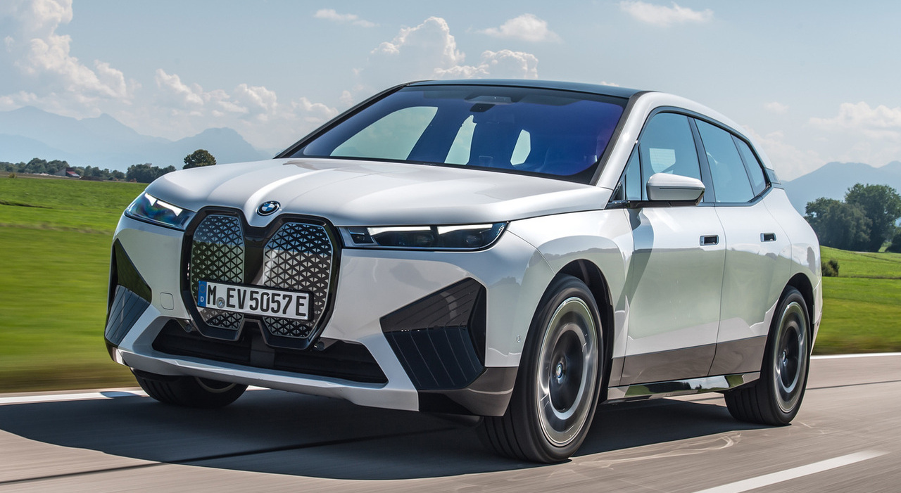 La BMW iX inaugura una nuova generazione di auto elettriche per la casa bavarese. L'autonomia raggiunge i 630 chilometri.
