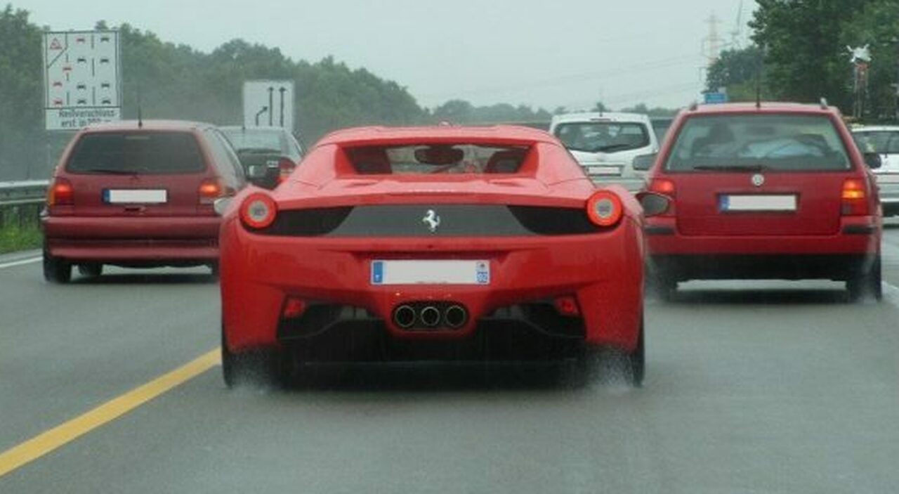 Una Ferrari durante una manovra di sorpasso