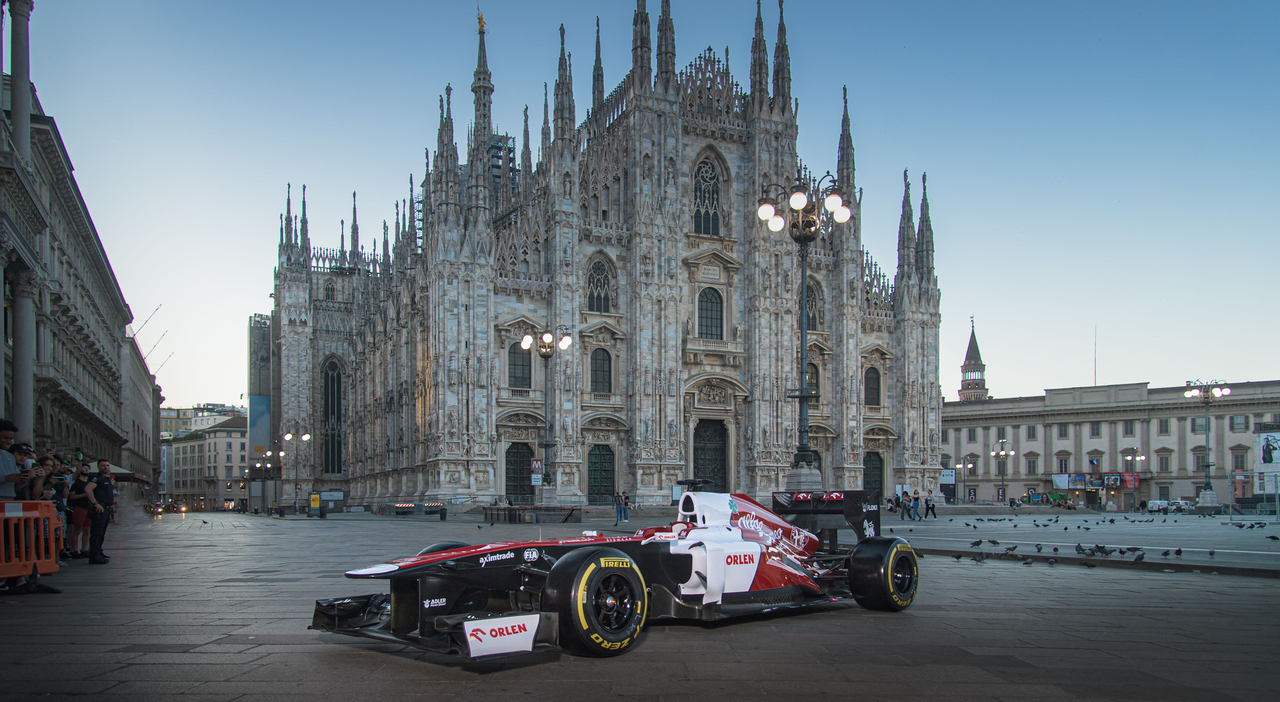 L'Alfa romeo C42 di F1 davanti al Duomo di Milano