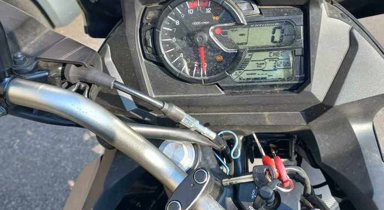 Una moto con le chiavi nel cruscotto