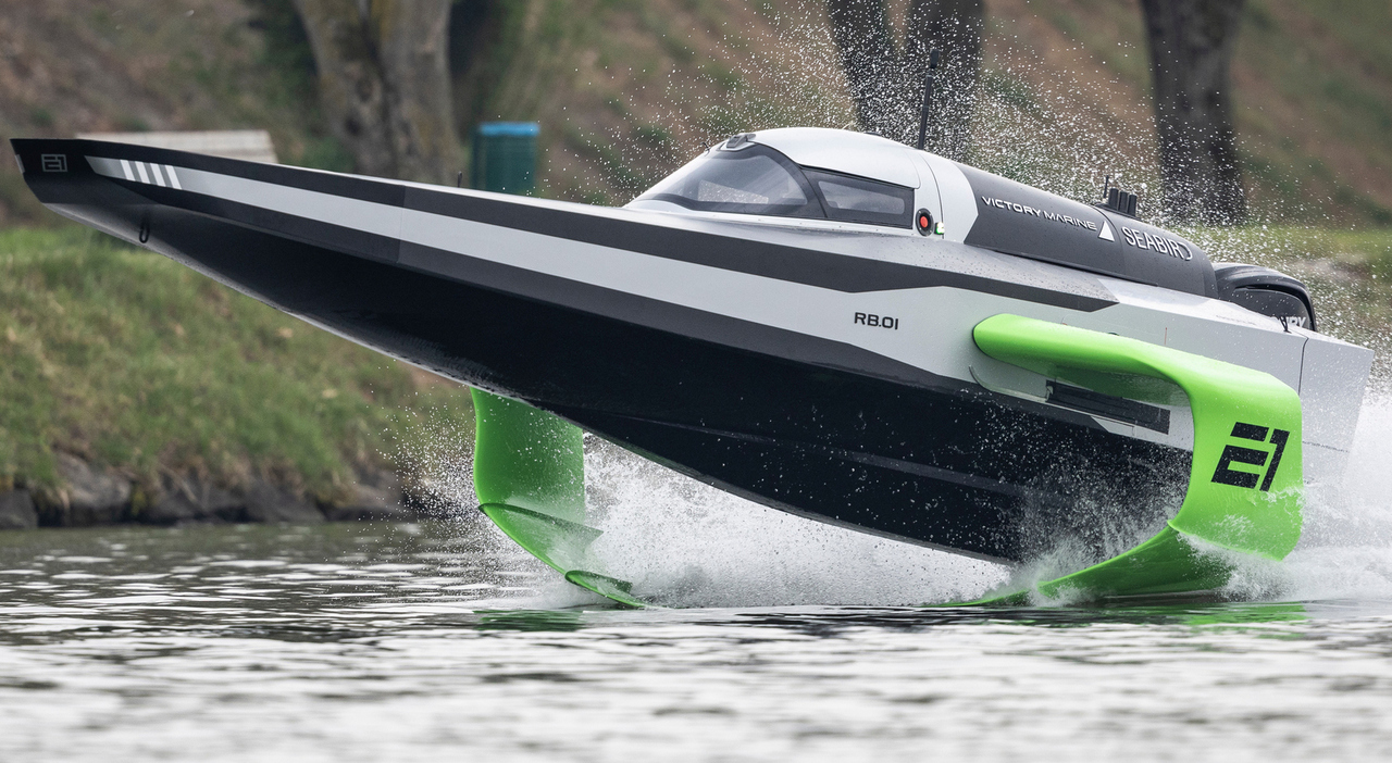 la RaceBird, l avveniristica barca che dal 2023 verrà utilizzata per l E1 World Electric Powerboat Series (una sorta di Formula E del mare)