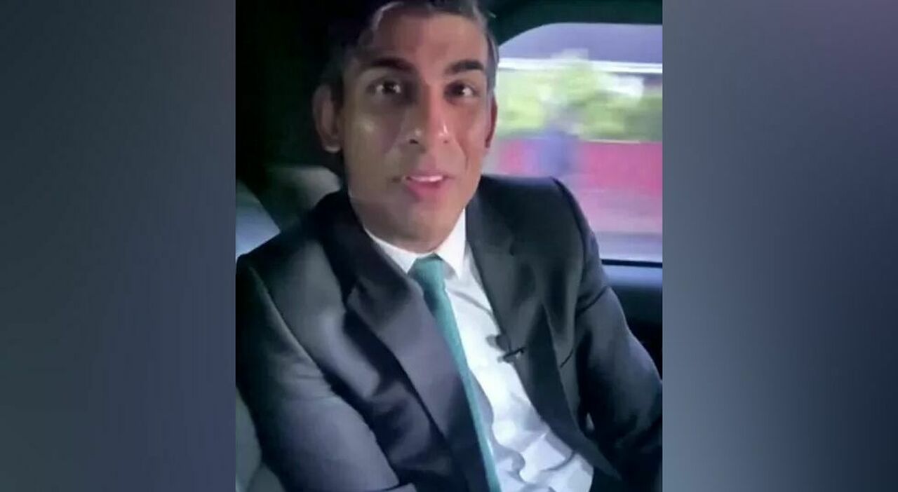 Un frame del video in cui si vede il premier britannico Rishi Sunak senza indossare la cintura di sicurezza a bordo della sua auto blu che gli è costato una multa