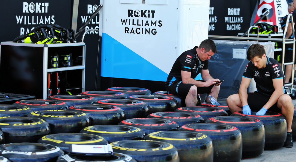 Meccanici Williams al lavoro con le gomme Pirelli