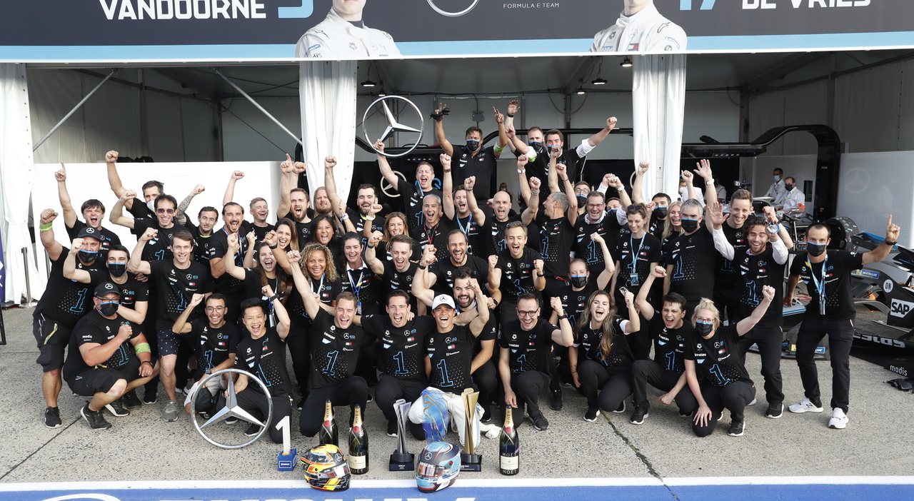 Il team Mercedes EQ di Fomula E con il primo Mondiale della categoria