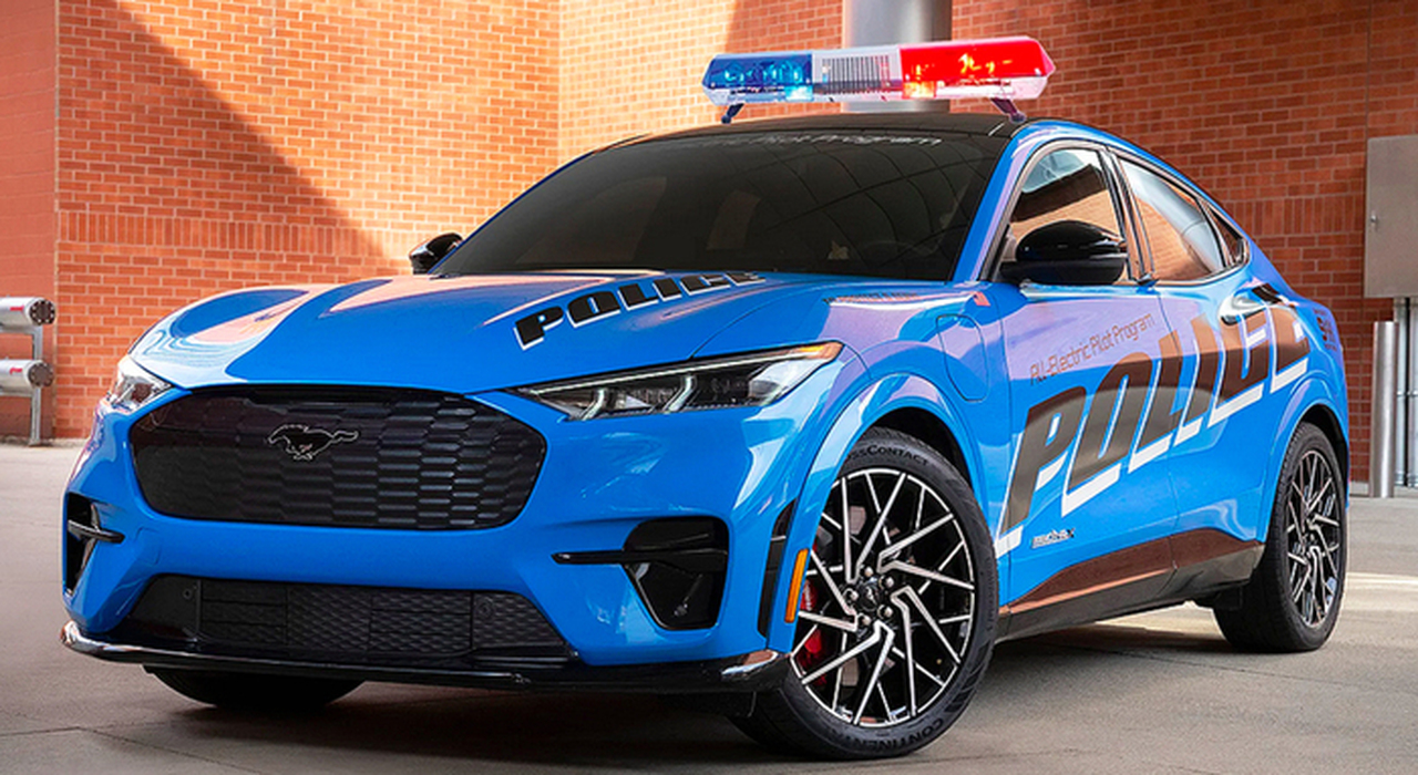 Ford Mustang Mach-e GT con la livrea della polizia di New York