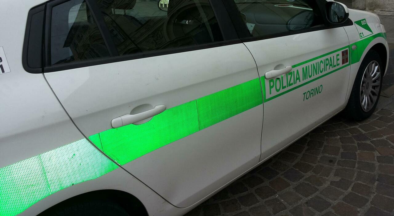 Riga l’auto dei vigili urbani per vendetta. Falegname infuriato si vendica per le cinque multe per divieto di sosta