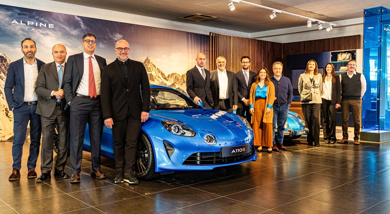 Al centro Raffaele Fusilli, amministratore delegato di Renault Italia con i titolari dei nuovi quattro dealer Alpine in Italia