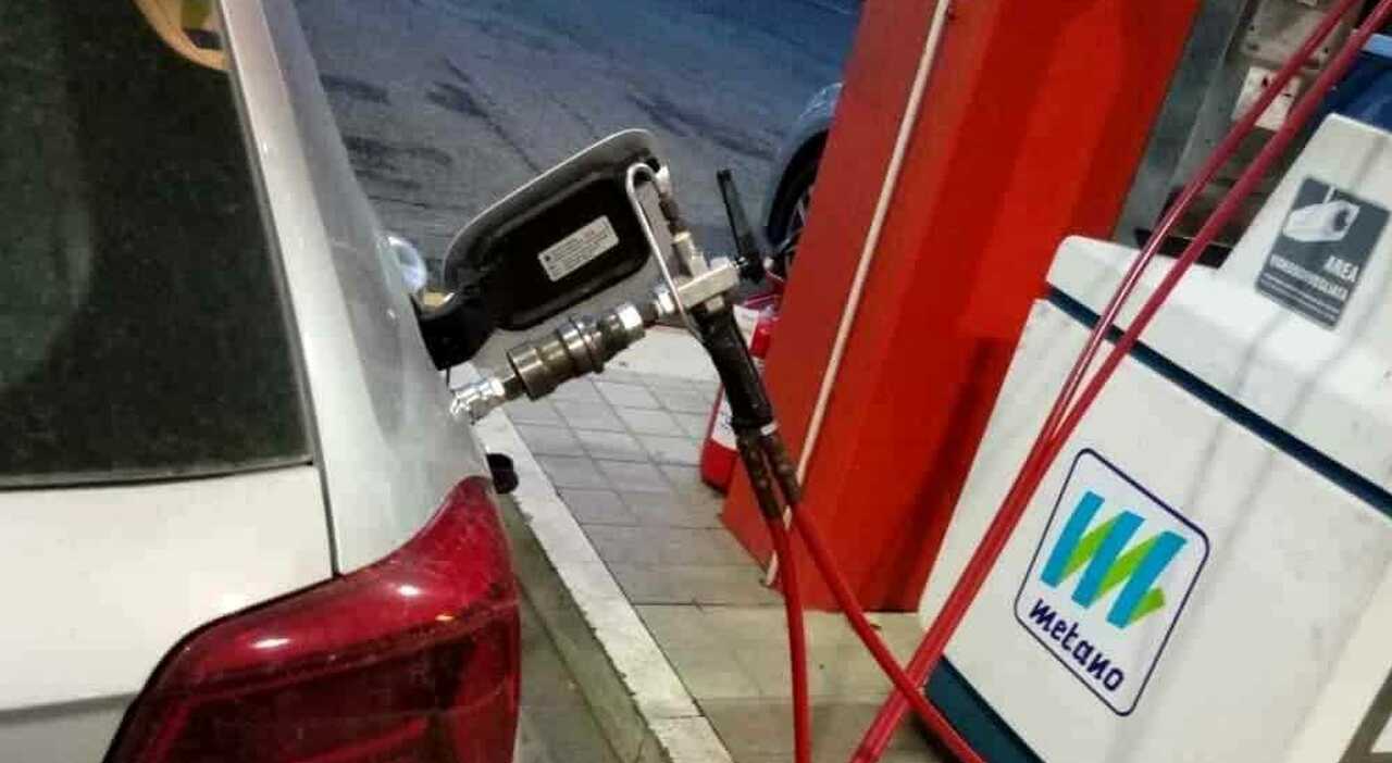 Un pieno di metano ad un'automobile