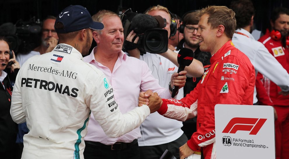 Lewis hamilton di spalle si complimenta con Sebastian Vettel
