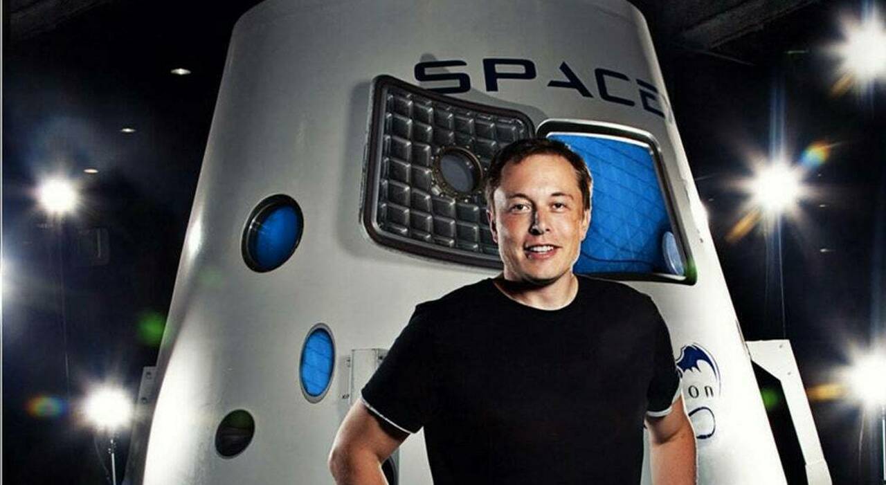 Elon Musk davandi alla capsula di di Space X