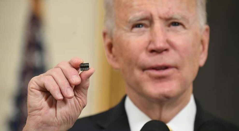 Il presidente Usa Joe Biden con un microchip in mano