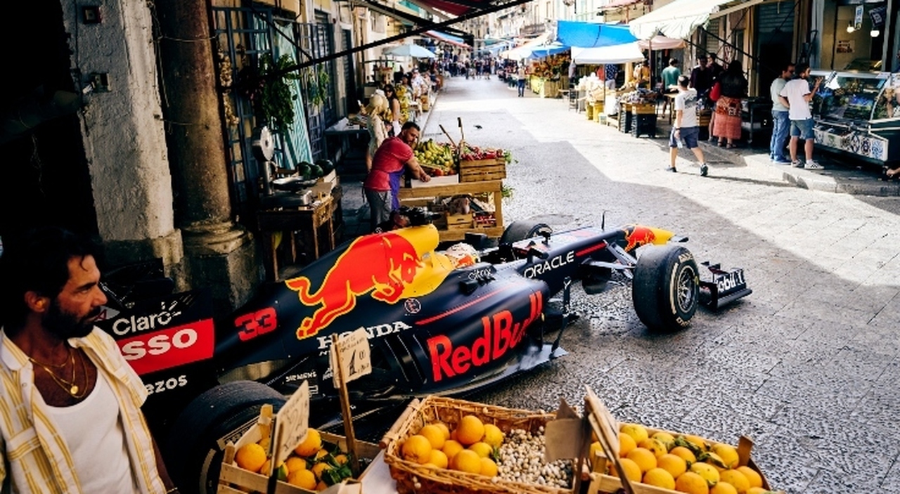 La Red Bull di Verstappen esce dal mercato di Ballarò a Palermo