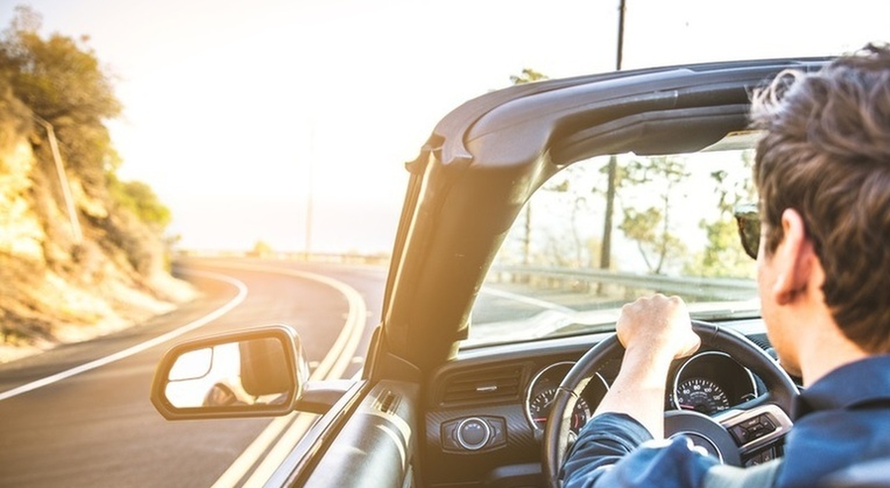 Un viaggio in auto può costare un occhio della testa questa estate a causa del caro carburanti