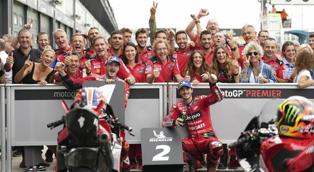 Il team Ducati al completo festeggia la pole di Miller ed il secondo posto di Bagnaia