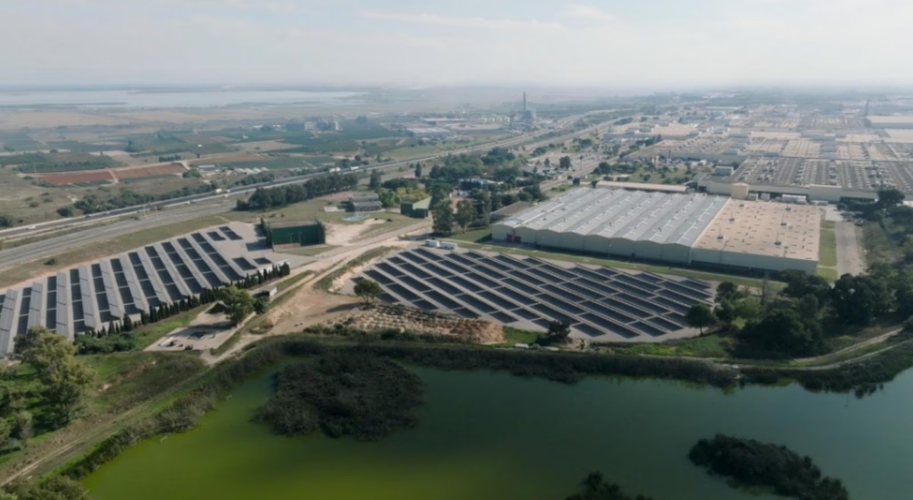 Una vista dall'alto del nuovo stabiimento Ford di di Valencia, alimentato con energia solare