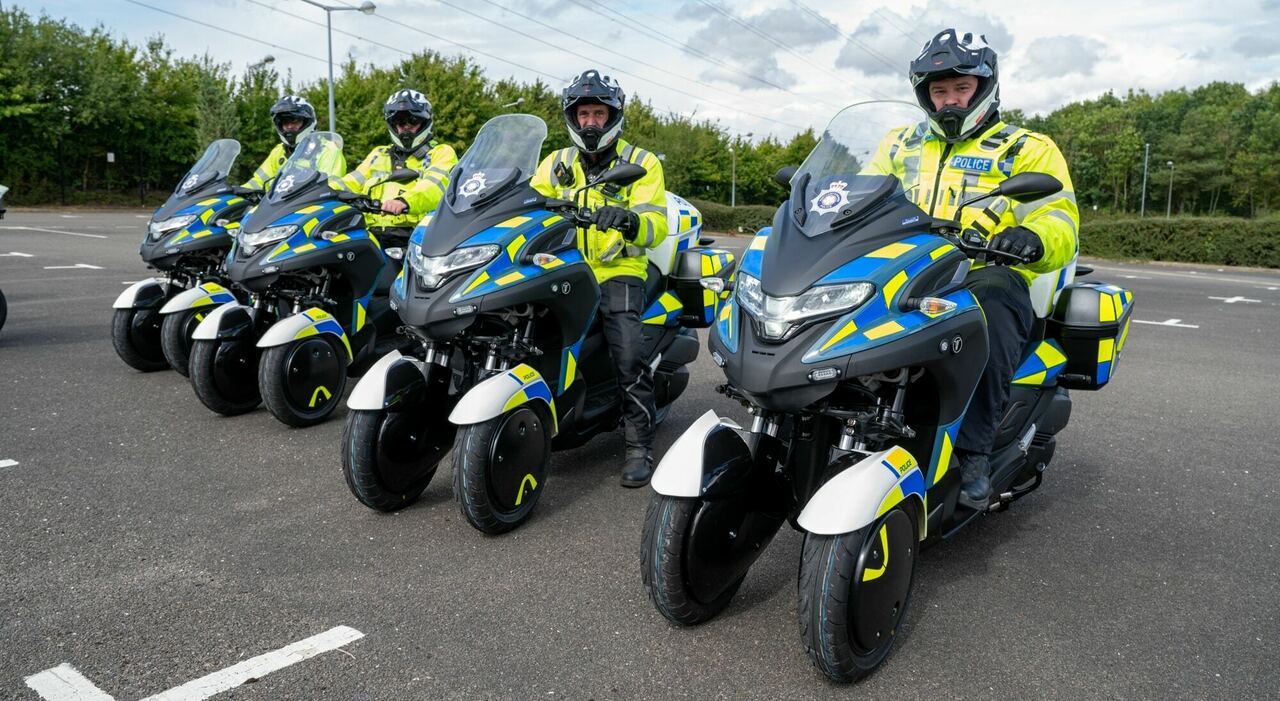 Una parte della flotta della polizia inglese con cui pattuglierà le cittadine del Regno utilizzando scooter elettrici a tre ruote preparati da Mahle Powertrain e White Motorcycle Cocepts (WMC)