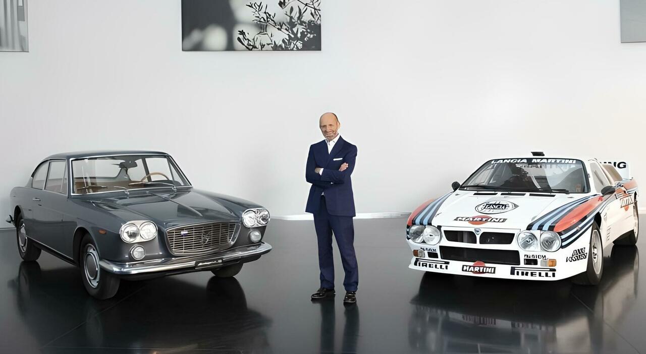 Il ceo Lancia Luca Napolitano tra due icone del passato dello storico brand
