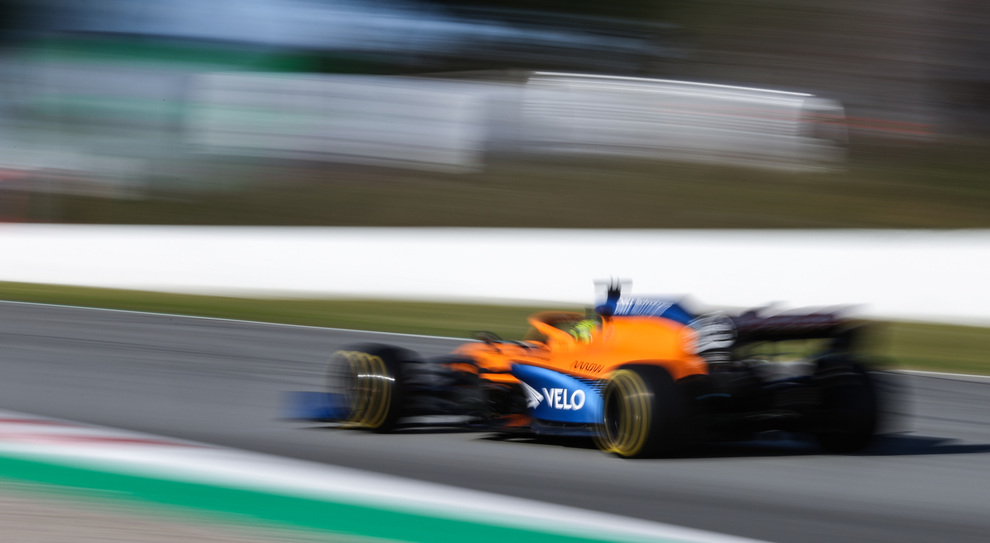 La McLaren in azione con Norris ai test pre campionato di Barcellona