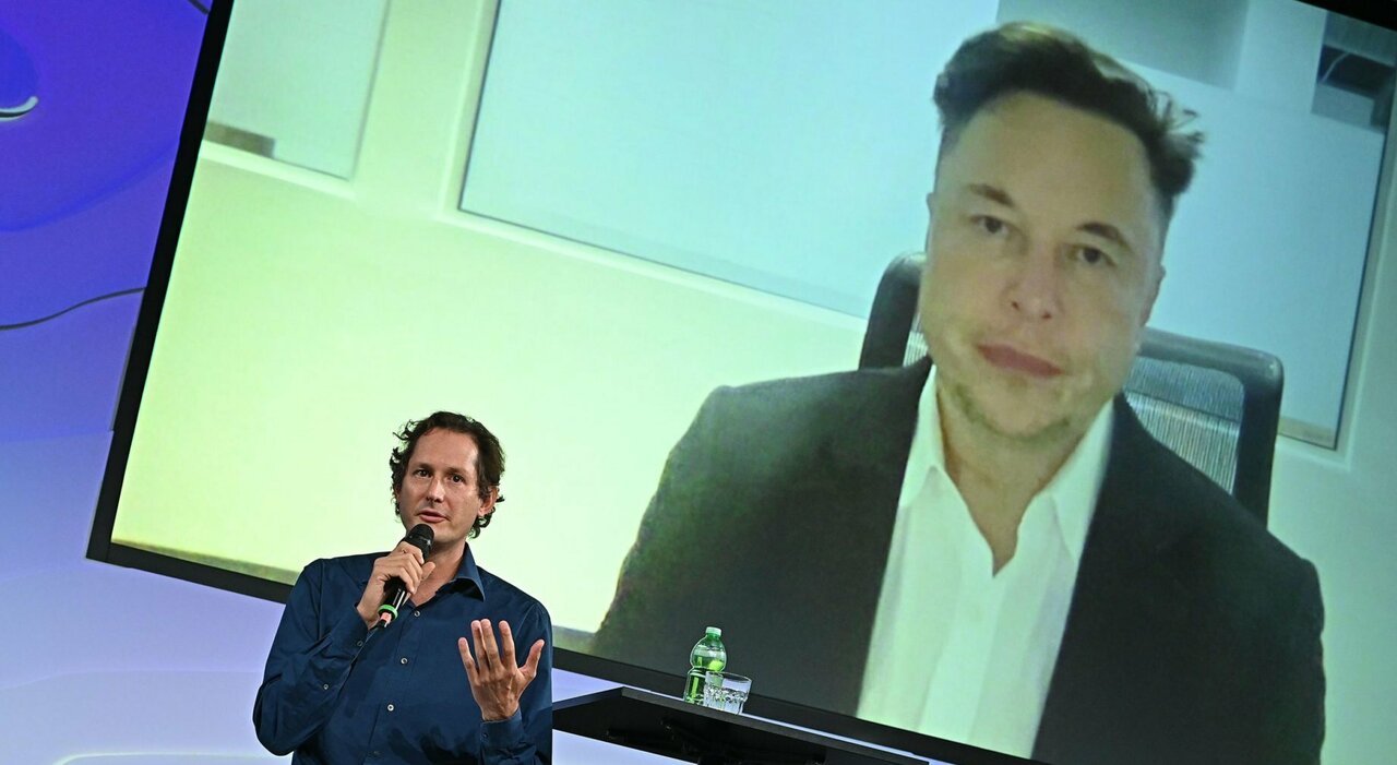 John Elkann con Elon Musk durante l'Italian Tech Week