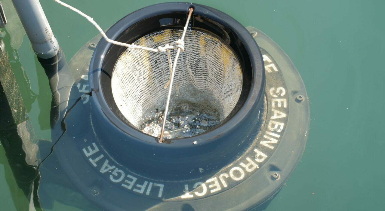 Il dispositivo Seabin, o cestino del mare, in grado di raccogliere dall acqua la plastica ma anche la microplastica fino a 2 mm e microfibre fino a 0,3 mm