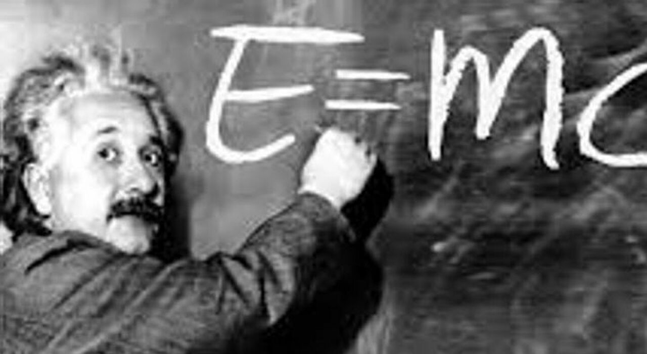 Albert Einstein con la sua famosa formula