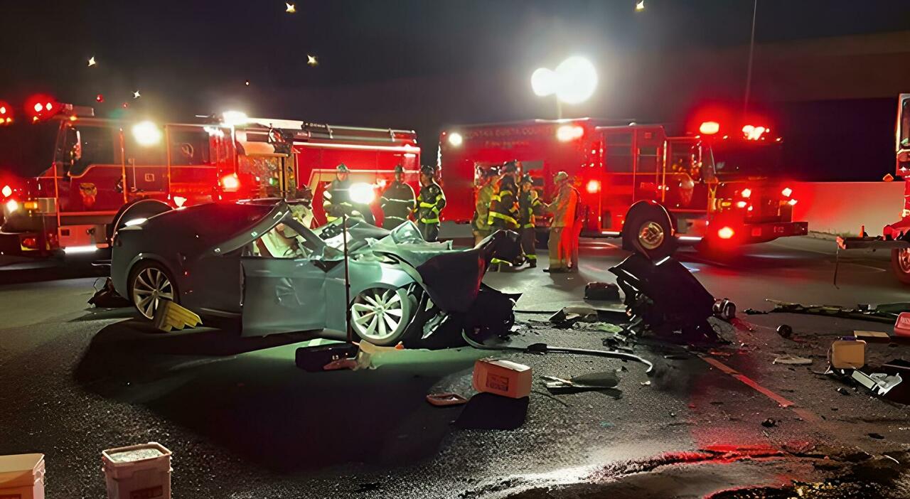 Lo scontro tra la Tesla Model S ed il mezzo dei pompieri nella San Francisco Bay Area in California