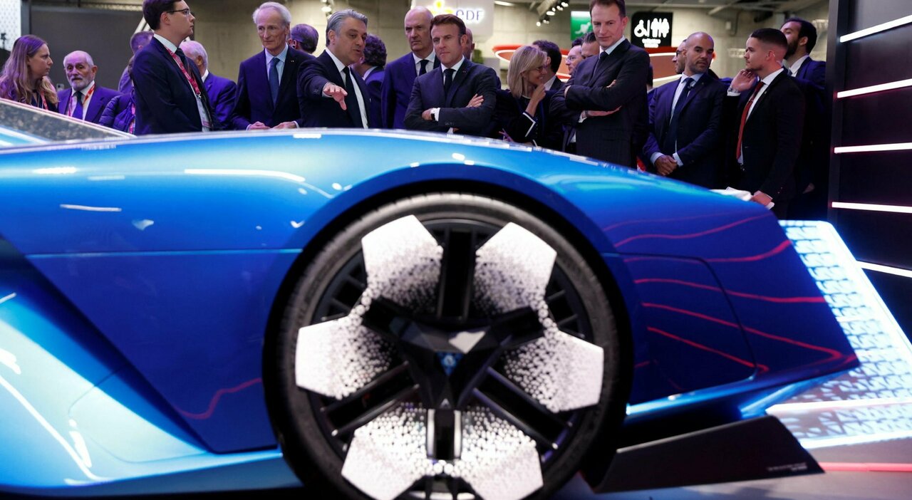 Il presidente Macron parla il ceo di Renault Luca De Meo alla gionata inaugurale del Salone di Parigi