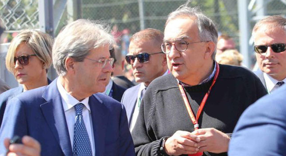 Il premier Paolo Gentiloni colloquia con il presidente della Ferrari Sergio Marchionne sulla griglia di partenza del gp di Monza