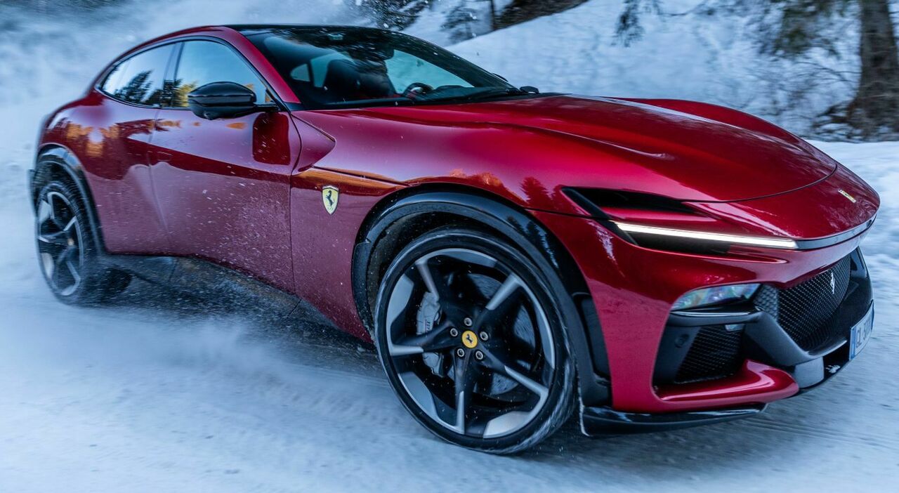 La Ferrari Purosangue tra le nevi di Pinzolo