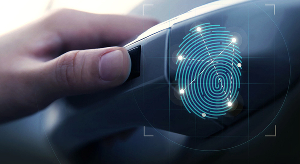 Il sistema che rileva l'impronta digitale sulla portiera della Hyundai Santa Fe
