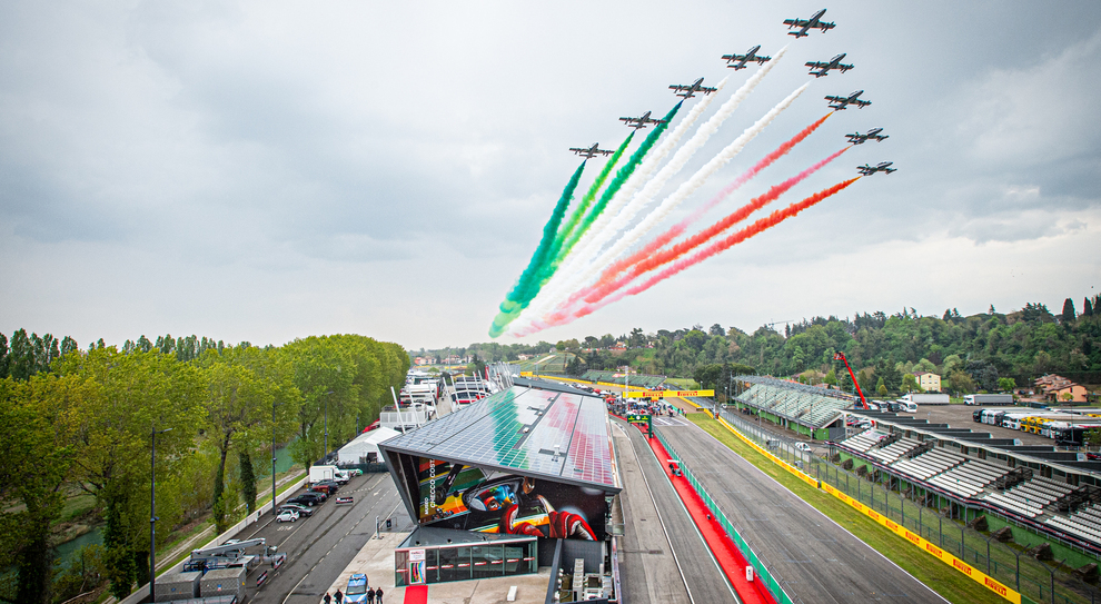 Frecce tricolori, show sull'autodromo di Imola prima del Gp di Formula 1 Video e foto da primato La passione della Motor Valley