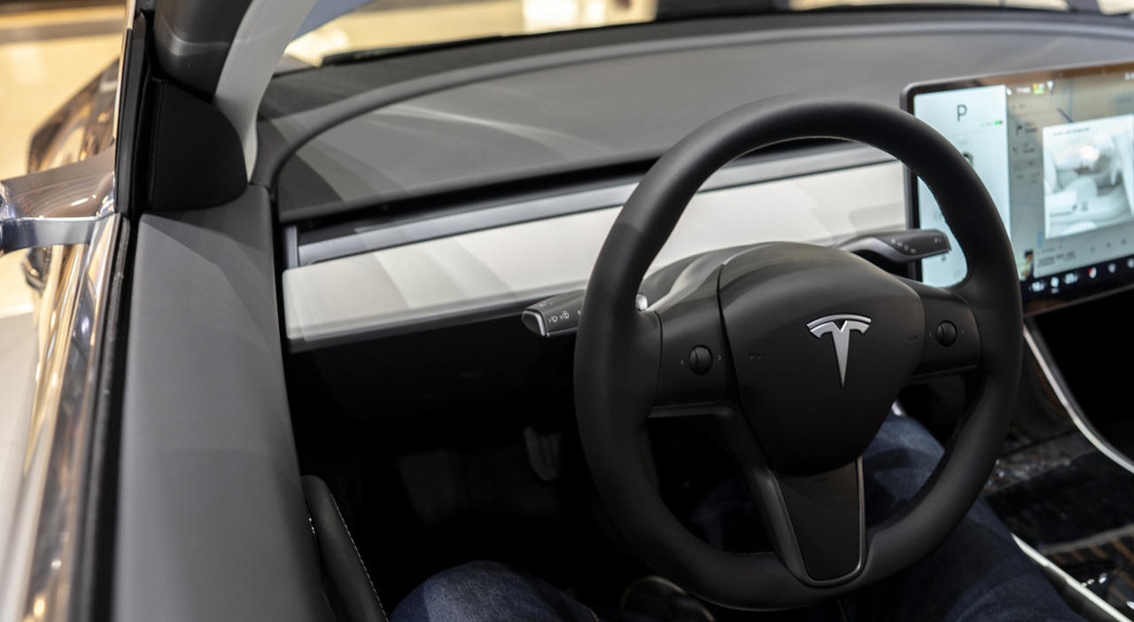 Il cockpit di una Tesla