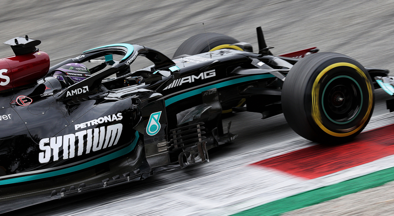 GP di Monza, libere 1: Hamilton al comando con la Mercedes, Verstappen insegue