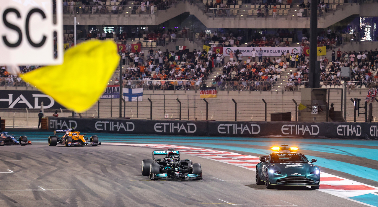 La safety car con la Mercedes di Hamilton ad Abu Dhabi
