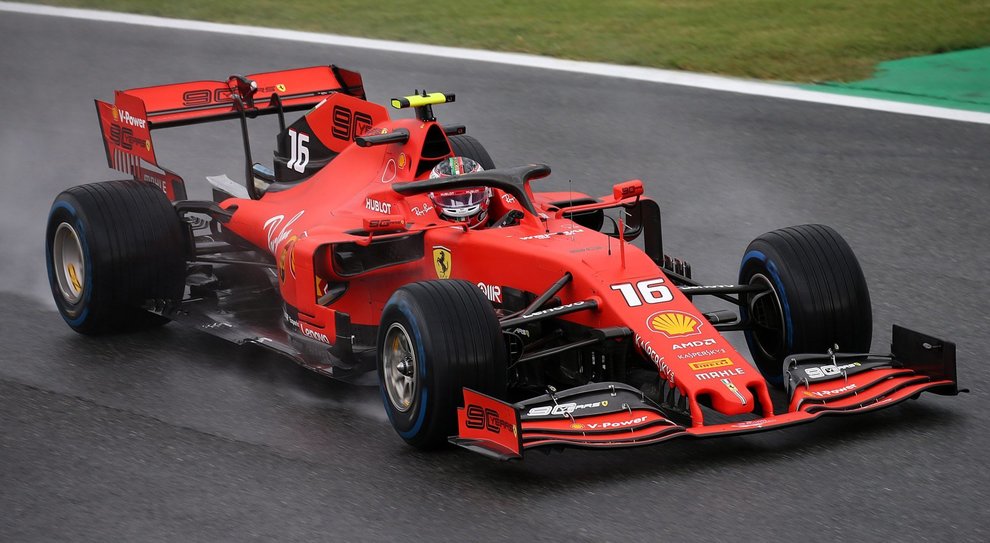 La Ferrari di Leclerc sulla pista bagnata di Monza