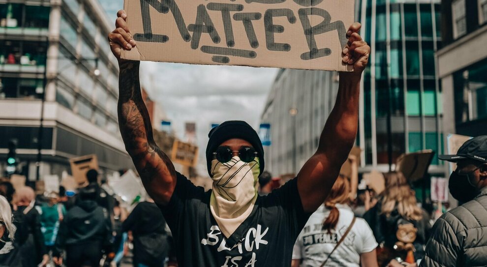 Un irriconoscibile Lewis Hamilton durante le proteste dei Black Live Matter
