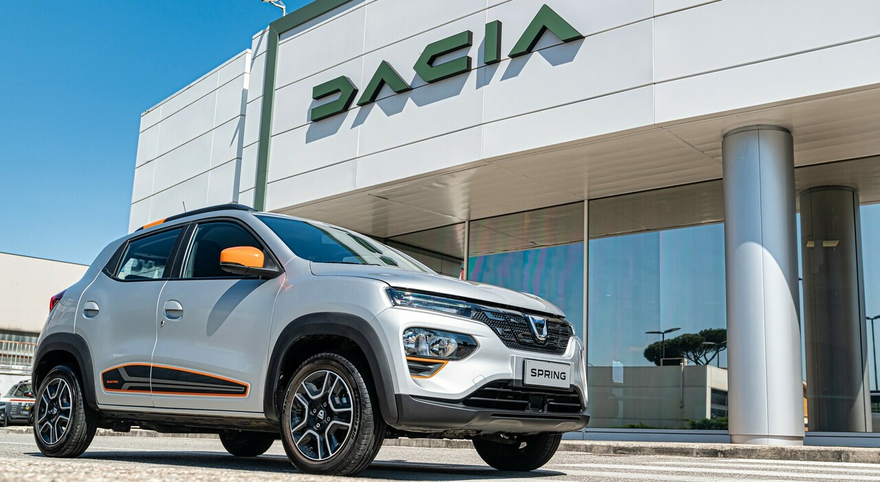 La Spring davanti al nuovo look di un concessionario Dacia